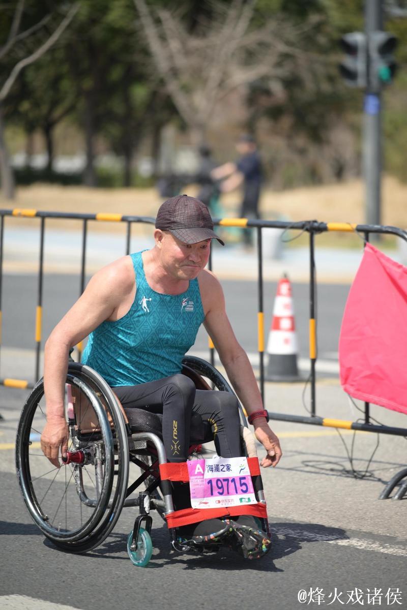 他完成第95场马拉松,坐着轮椅 他完成第95场马拉松,坐着轮椅