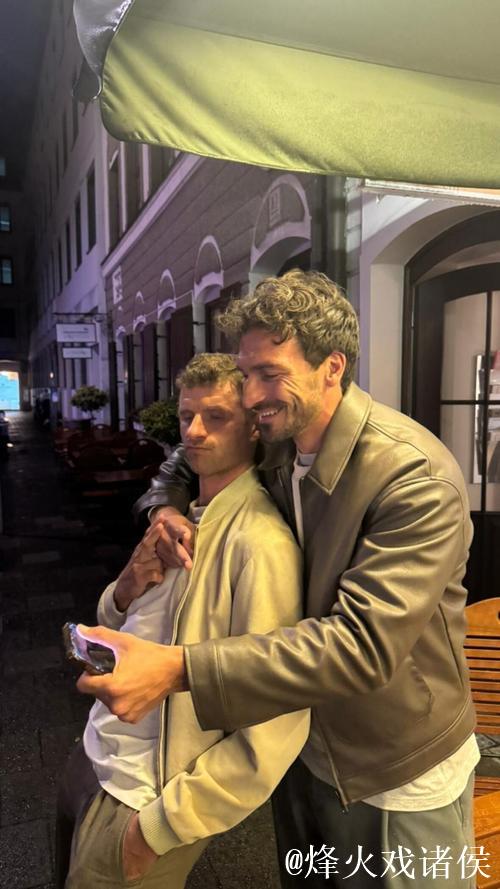 穆勒社媒晒与弟弟合影：圣诞快乐